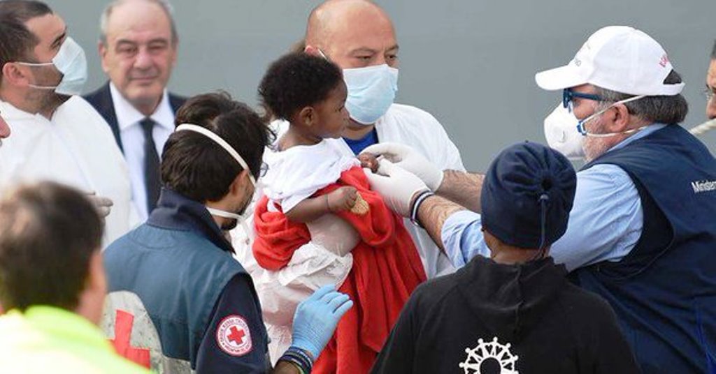 Salerno, sbarco di migranti: 26 donne morte a bordo. "Qualcuno le ha fatte morire"