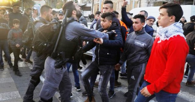 Gerusalemme, scoppia l'intifada dopo l'annuncio di Trump. Scontri violenti e oltre 100 feriti [FOTO]