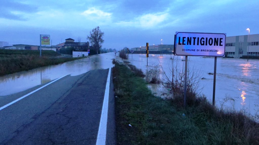 Alluvioni, i fiumi rompono gli argini: evacuazione di massa nel Reggiano. Paura in Liguria [FOTO]