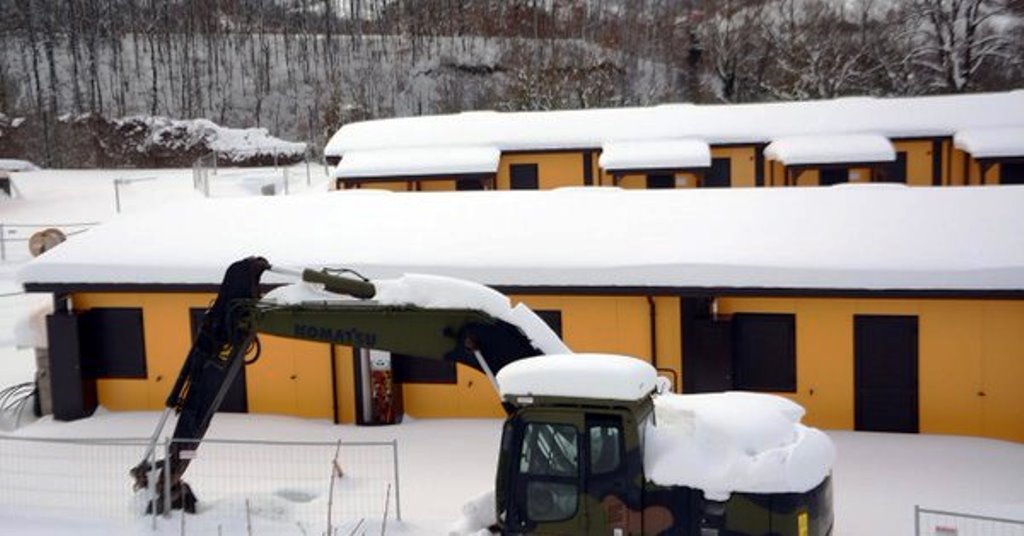 "Sporche, senza luce, inadatte alla neve": casette scandalo per i terremotati del Centro Italia