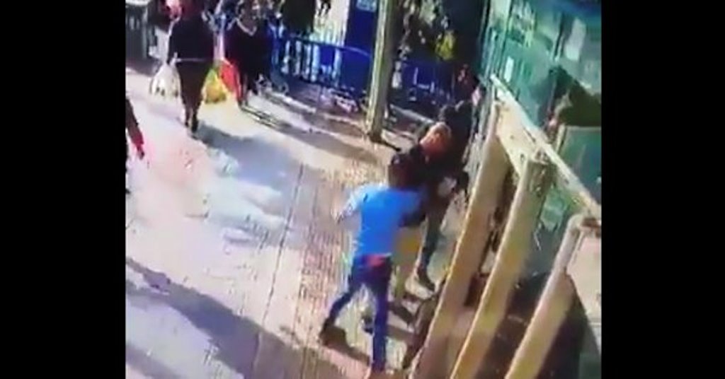 Gerusalemme, accoltellato un israeliano alla fermata del bus. Le immagini shock [VIDEO]