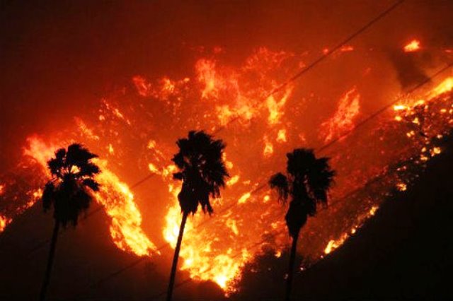 Apocalisse nella California in fiamme: evacuate 27 mila persone. Allarme a Los Angeles [VIDEO] 