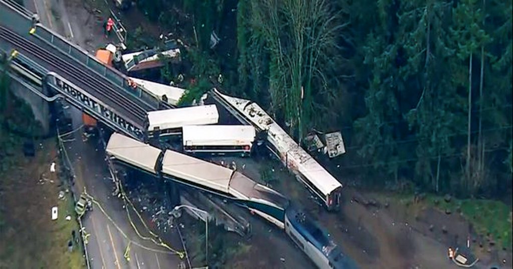 Un treno della compagnia ferroviaria Amtrak è deragliato a sud di Seattle, nello Stato di Washington, con alcune carrozze finite su una strada interstatale. Sono almeno 6 le persone rimaste uccise e 77 quelle rimaste ferite. Coinvolti diversi veicoli.