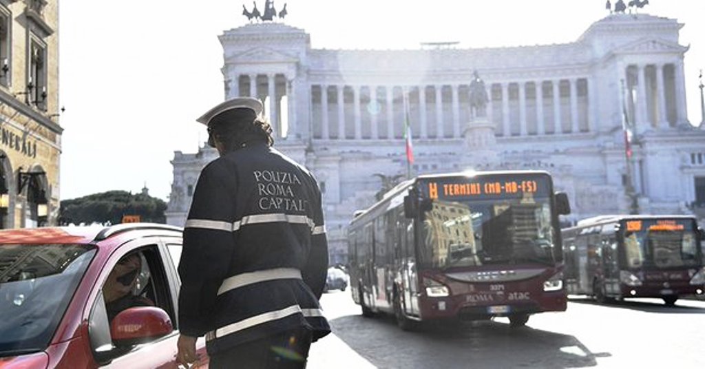 Gogna shock per chi offende i vigili a Roma: obbligatorio un video di scuse sui social [VIDEO]