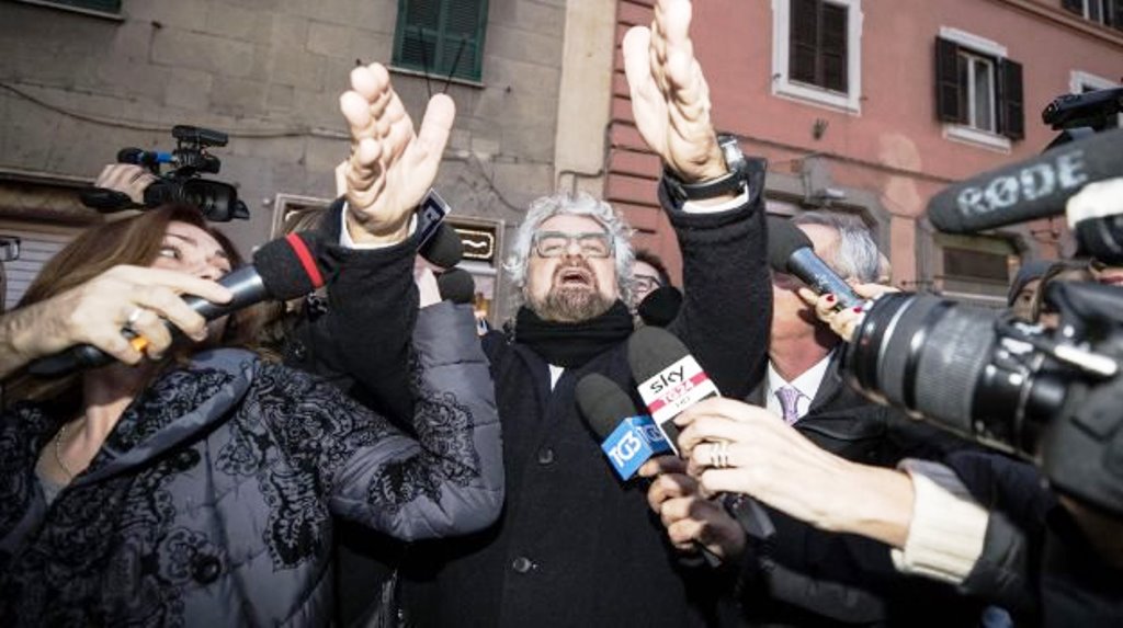 Elezioni, M5S presenta il simbolo con Grillo, Di Maio e Casaleggio
