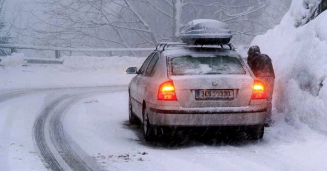 Cervinia sommersa dalla neve: 10 mila turisti bloccati. Si cerca di riaprire la strada