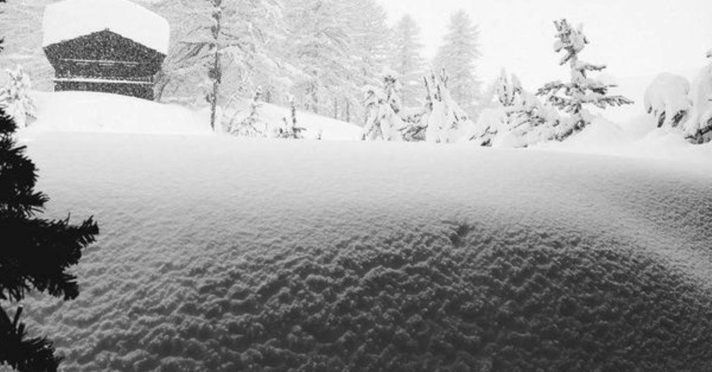 Cervinia sommersa dalla neve: 10 mila turisti bloccati. Si cerca di riaprire la strada