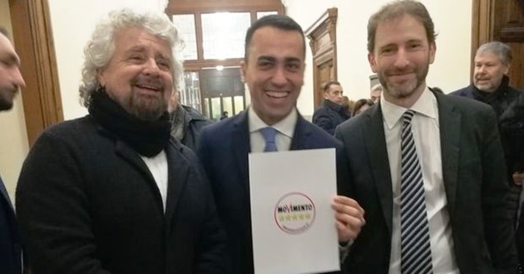 Elezioni, M5S presenta il simbolo con Grillo, Di Maio e Casaleggio