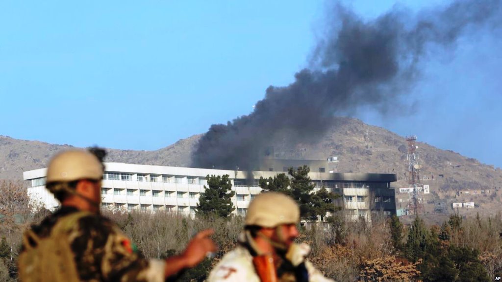 Kabul, attacco all'Hotel di lusso: 6 morti. Ostaggi in fuga dalle finestre [VIDEO]