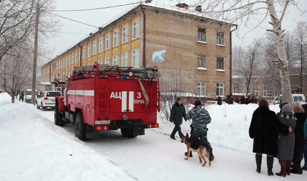 Almeno 8 studenti, fra ragazzi adolescenti e bambini, e un insegnante sono stati feriti a Perm, nella Russia orientale. Due sono gravi. Gli autori dell'attacco sono stati fermati e gli inquirenti sono al lavoro per chiarire le cause del gesto.