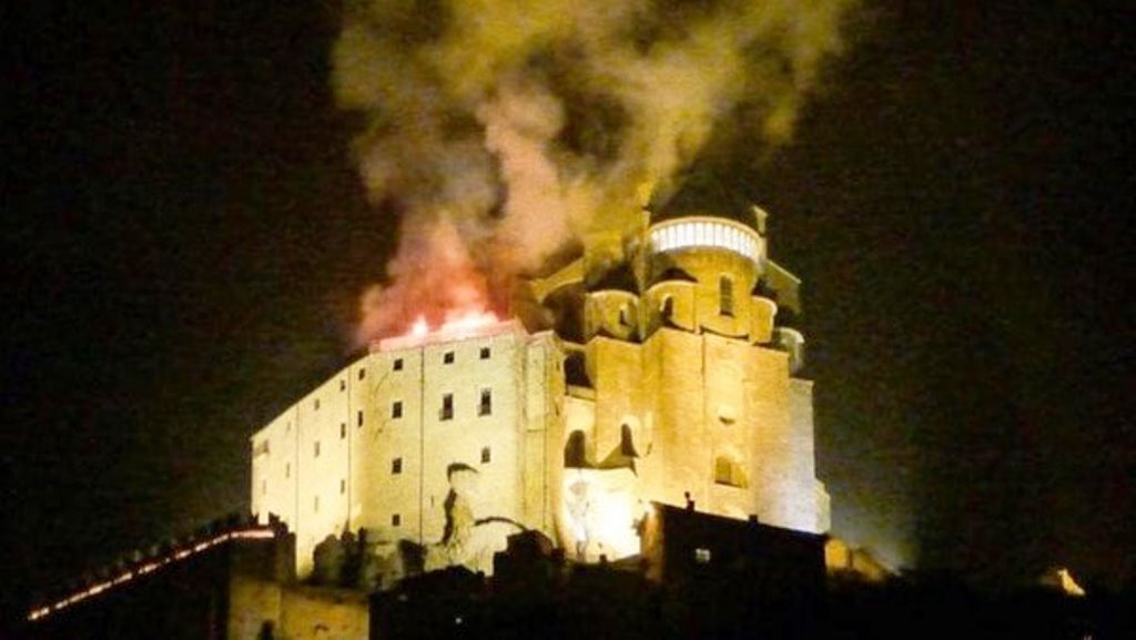 Disastroso incendio nell'Abbazia che ispirò "Il nome della rosa" di Eco [VIDEO]