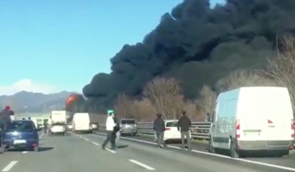 Strage sull'autostrada a Brescia: s'incendia camion cisterna, 6 morti di cui 2 bambini