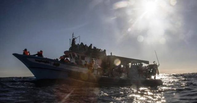 L'Interpol (la polizia internazionale) ha fatto circolare una lista di 50 sospetti combattenti dello Stato Islamico che ritiene siano recentemente arrivati in Italia via mare e potrebbero tentare di raggiungere altri Paesi europei. Ma il Viminale smentisce.