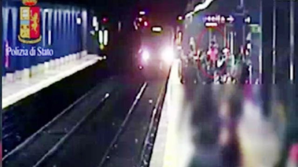 Orrore a Roma, il filmato shock della donna spinta sotto la metro [VIDEO]