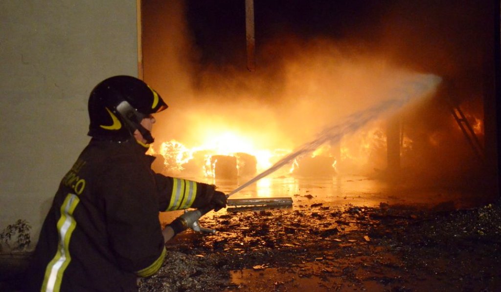 In fiamme un capannone nel Pavese: 100 evacuati. È allarme diossina