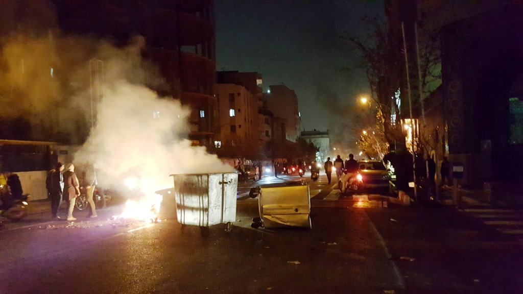 Iran, le proteste represse nel sangue: morti, arresti e social network oscurati