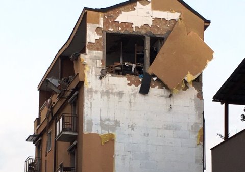 Milano, esplosione in un palazzo: sei feriti. Distrutti due appartamenti