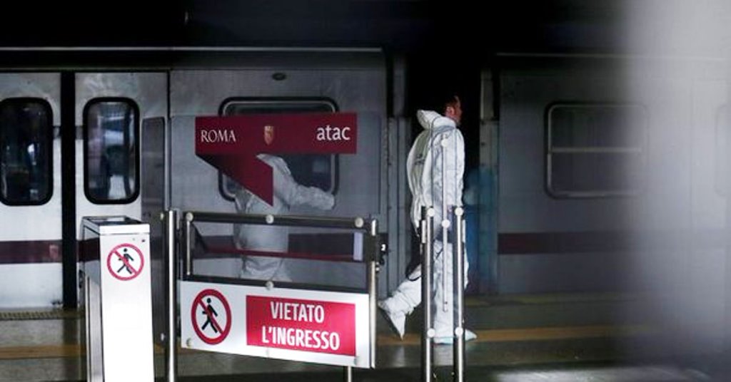 Spinta sui binari della metro e investita: è caccia all'uomo dal giubbotto rosso