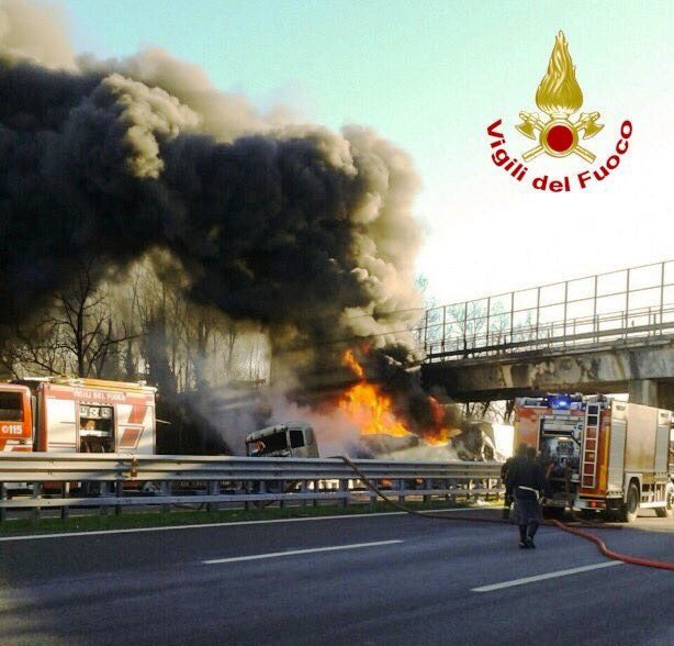 Strage sull'autostrada a Brescia: s'incendia camion cisterna, 6 morti di cui 2 bambini 