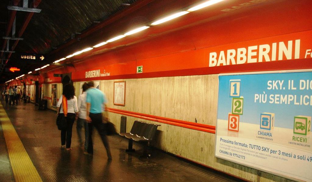 Un militare dell'Esercito, impegnato nell'operazione Strade Sicure, si è suicidato con un colpo di pistola nel bagno della stazione metro Barberini, al centro di Roma.
