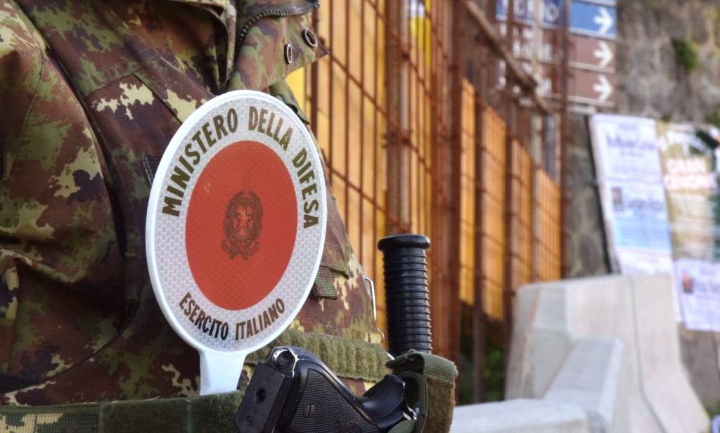 Un militare dell'Esercito, impegnato nell'operazione Strade Sicure, si è suicidato con un colpo di pistola nel bagno della stazione metro Barberini, al centro di Roma.