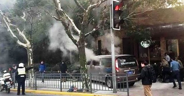 Panico a Shanghai: un van impazzito travolge la folla dei pedoni