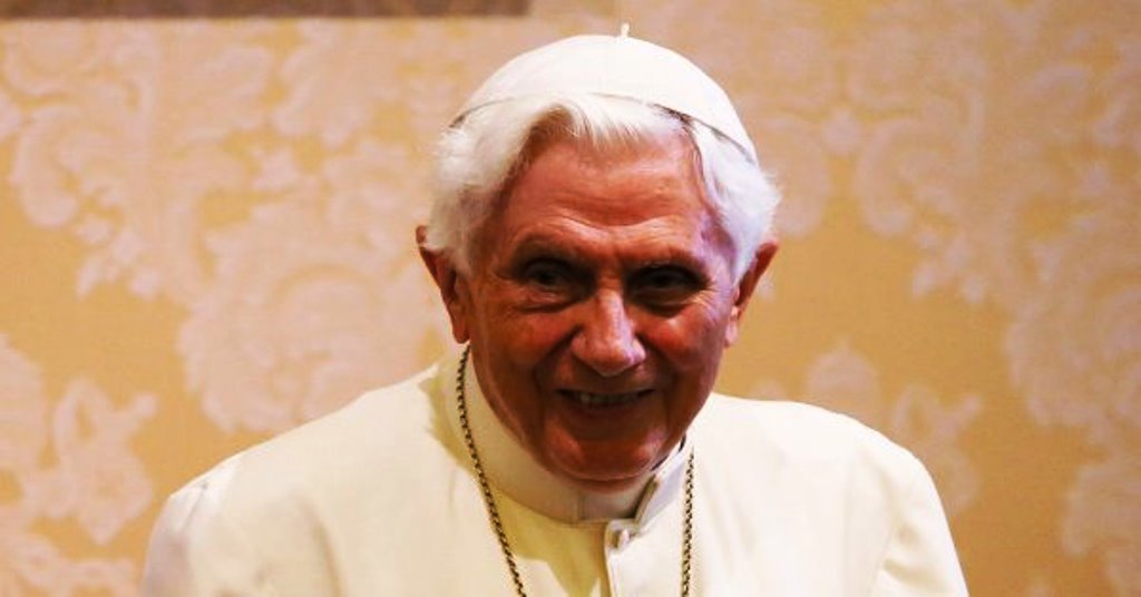 pa Benedetto XVI, pontefice emerito dopo le dimissioni, annuncia a sorpresa in una lettera pubblica dal Corriere della Sera di "essere in pellegrinaggio verso Casa..."