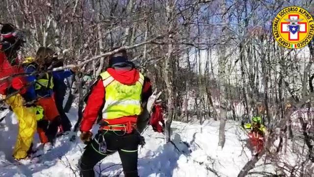 Tragedia in montagna, valanghe sugli sciatori fuoripista: due morti e tre feriti gravi