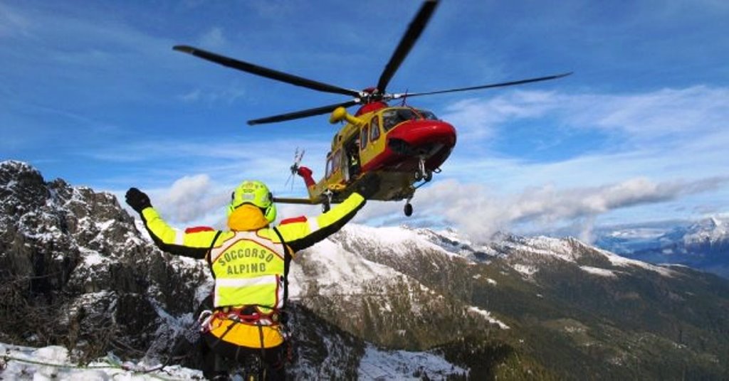 Tragedia in montagna, valanghe sugli sciatori fuoripista: due morti e tre feriti gravi