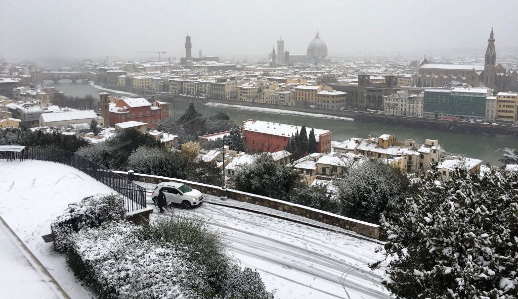 Maltempo, torna la neve: imbiancate Milano, Firenze, Genova