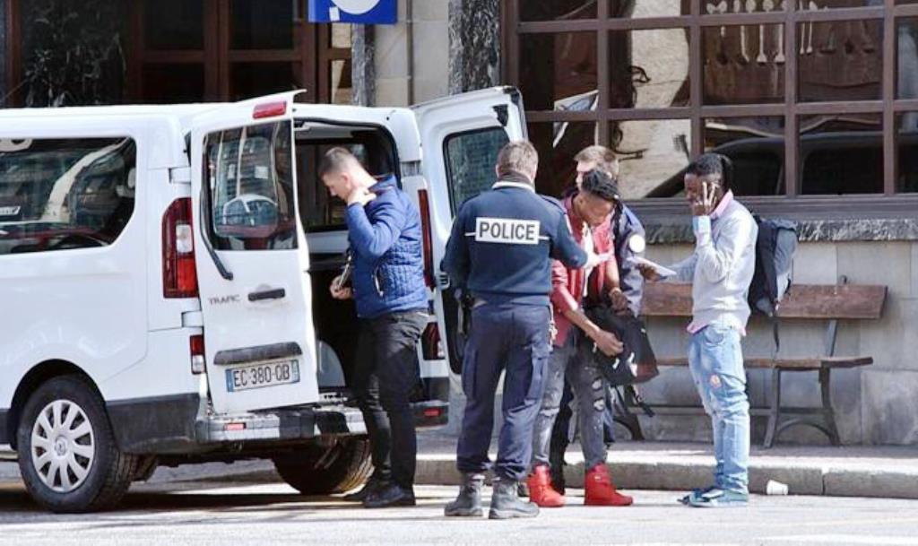 Caso Bardonecchia, l'Italia attacca la Francia: "Non entrate mai più coi vostri gendarmi"
