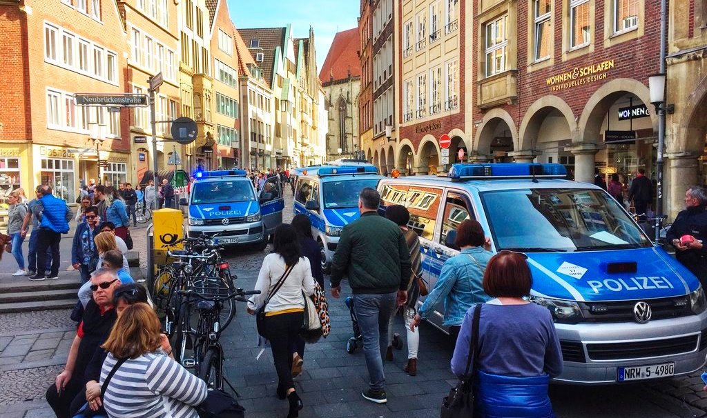 Terrore a Münster in Germania, furgone contro la folla: almeno 3 morti e 30 feriti