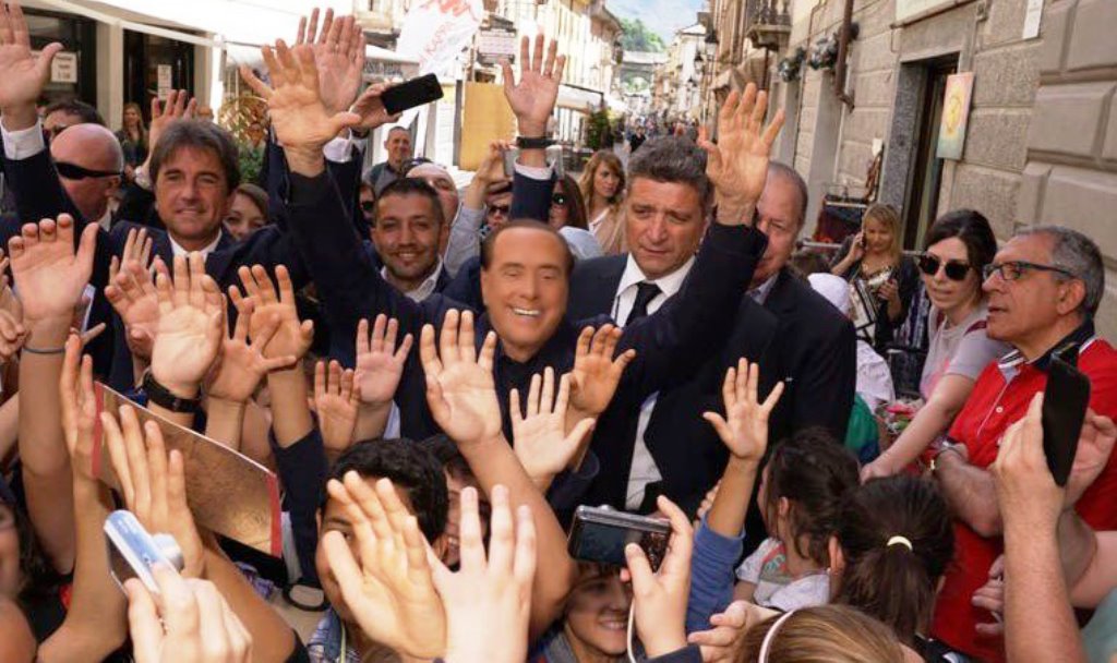 "Al momento non c'è nessuno con l'esperienza necessaria per fare il premier, io sono disponibile se Mattarella mi darà l'incarico". Silvio Berlusconi boccia Di Maio e lo stesso Salvini e rilancia clamorosamente l'ipotesi di un governo di Centrodestra.