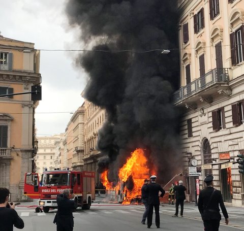 Un autobus ha preso fuoco improvvisamente in via del Tritone, nel cuore di Roma. Poi è esploso. Fortunatamente era vuoto. 