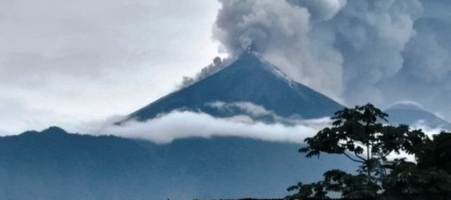 Guatemala, erutta il Volcan de Fuego: "Catastrofe come a Pompei..." [FOTO, VIDEO]