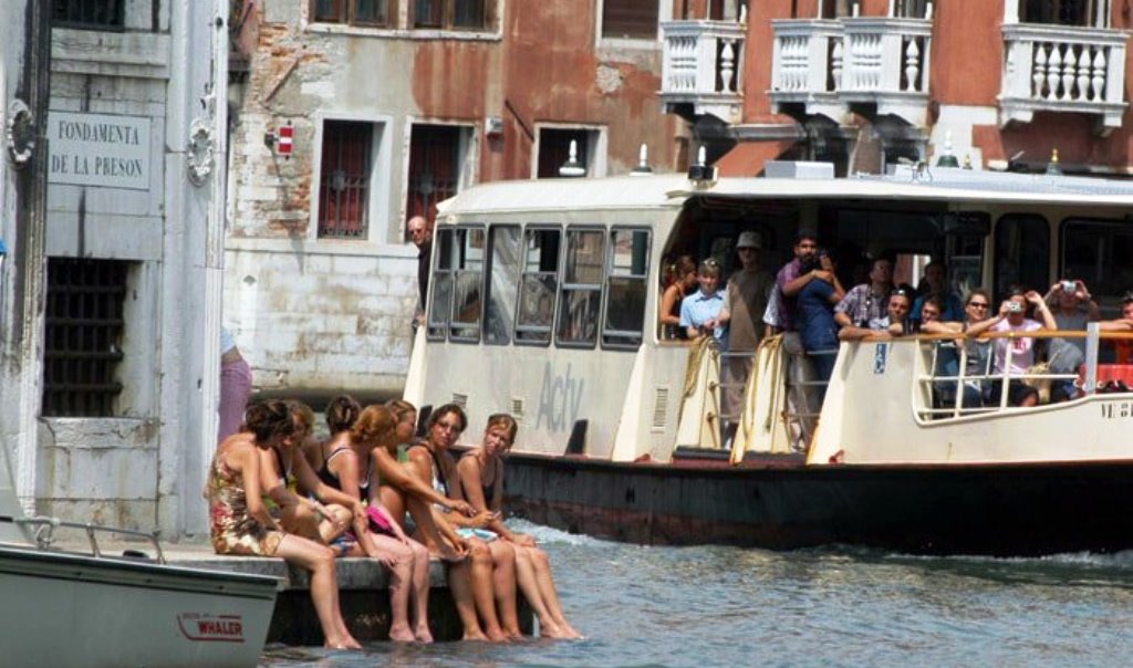 Troppi turisti maleducati a Venezia: le immagini shock. E scatta il Daspo...