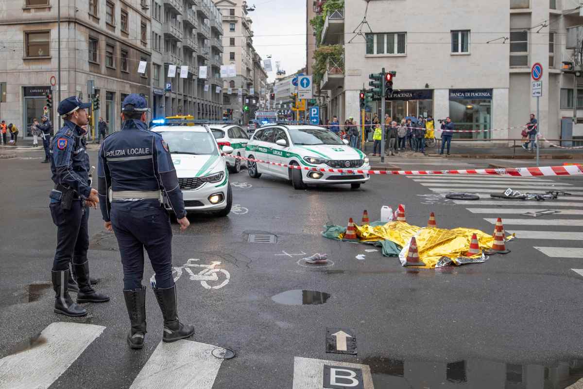 Donna in bici travolta e uccisa da una betoniera a Milano