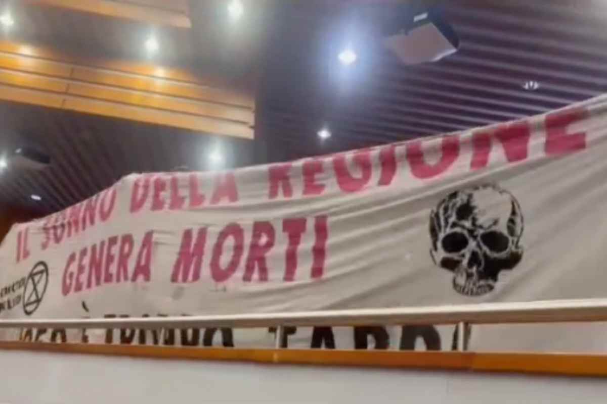 Emilia Romagna, blitz degli ambientalisti sporchi di fango durante l'assemblea