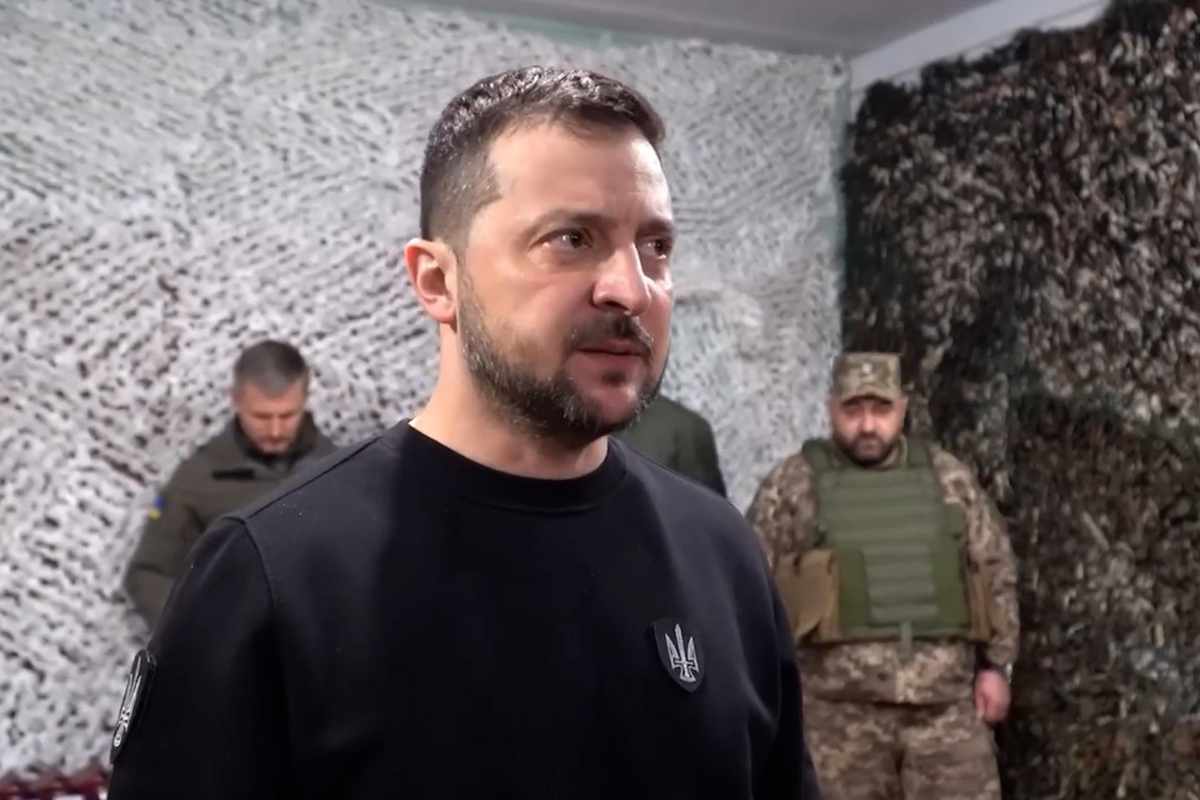 Ucraina, Zelensky visita il fronte per celebrare i marines: "Sono qui per i nostri soldati"