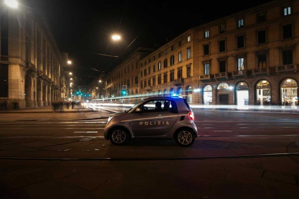 Inseguimento ad alta velocità a Milano: 20enne senza patente sperona la polizia dopo aver noleggiato un'auto Enjoy