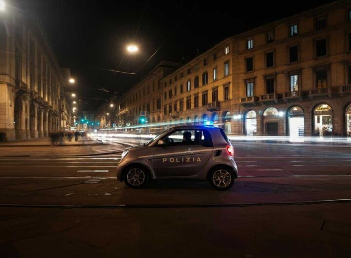 Inseguimento ad alta velocità a Milano: 20enne senza patente sperona la polizia dopo aver noleggiato un'auto Enjoy