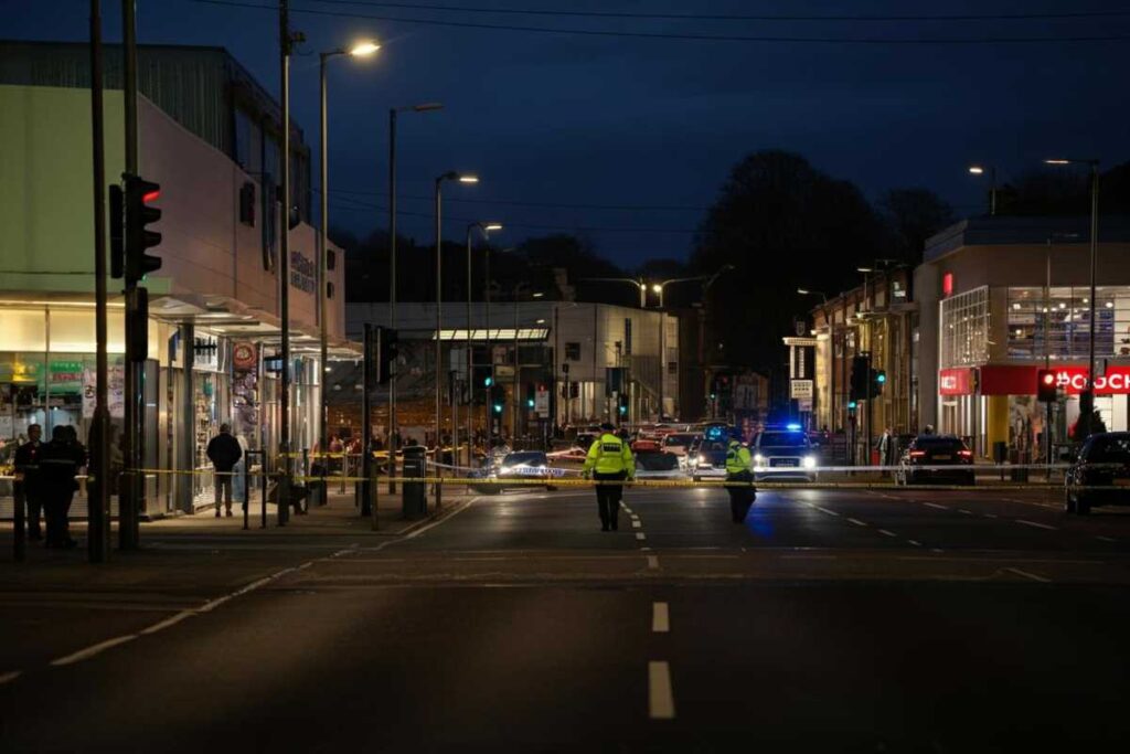 Tragedia a Roma: 19enne perde la vita investita da un'auto davanti al centro commerciale