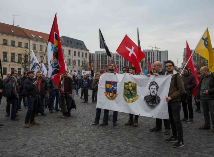 Piazza Barberini: un simbolo di protesta contro l'Europa e il riarmo, con la bandiera della vittoria sovietica