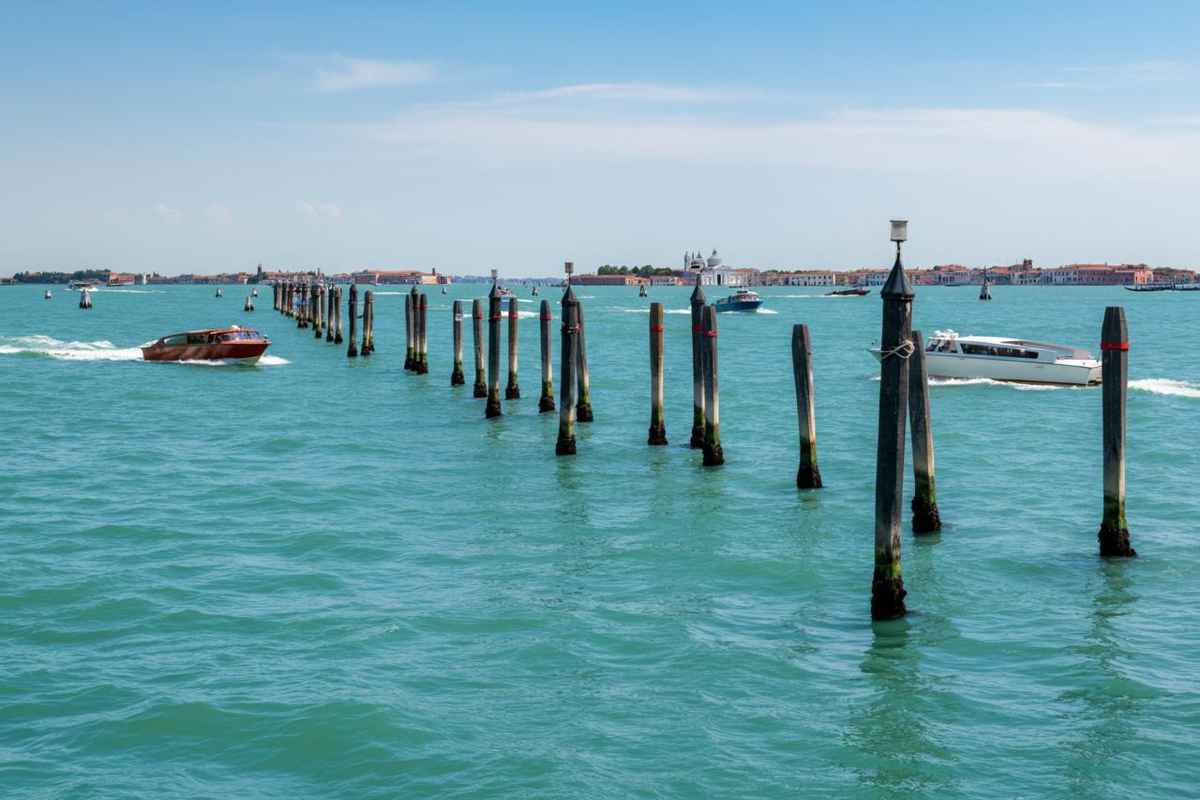 Tragedia in laguna: una donna perde la vita dopo l'impatto con una briccola a Venezia